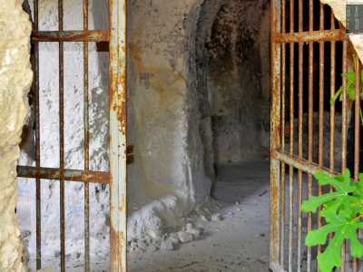 In passato erano preceduti da altri quattro ambienti, distrutti negli anni 70 durante i lavori di costruzione della statale 16. Riusciamo per� a identificarli, dopo aver varcato l�accesso...